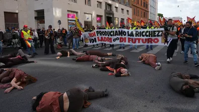 Протестите в Италия ескалираха: Сблъсъци с полицията, сълзотворен газ и водни оръдия