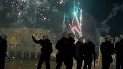 Протестите в Албания ескалират: запалиха контейнери пред Министерството на образованието в Тирана