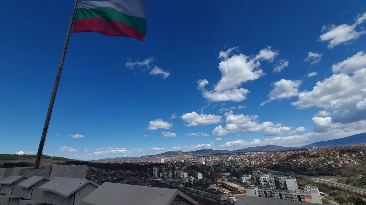 „Избирам България“ – закъсняла, но необходима стъпка към завръщането на българите