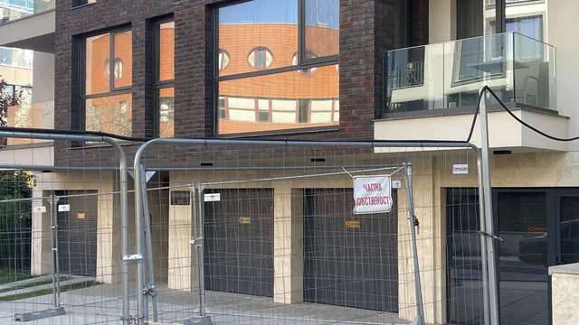 Неуредици между община и строител: Жители на кв. "Кръстова вада" нямат достъп до имотите си (СНИМКИ)