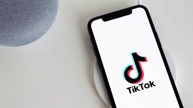 Мозъчно гниене? Защо младите се отказаха от това да мислят?