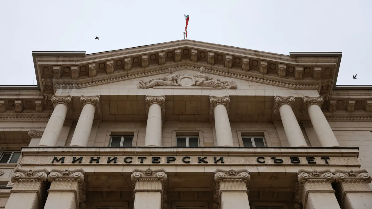 Държава с две леви ръце