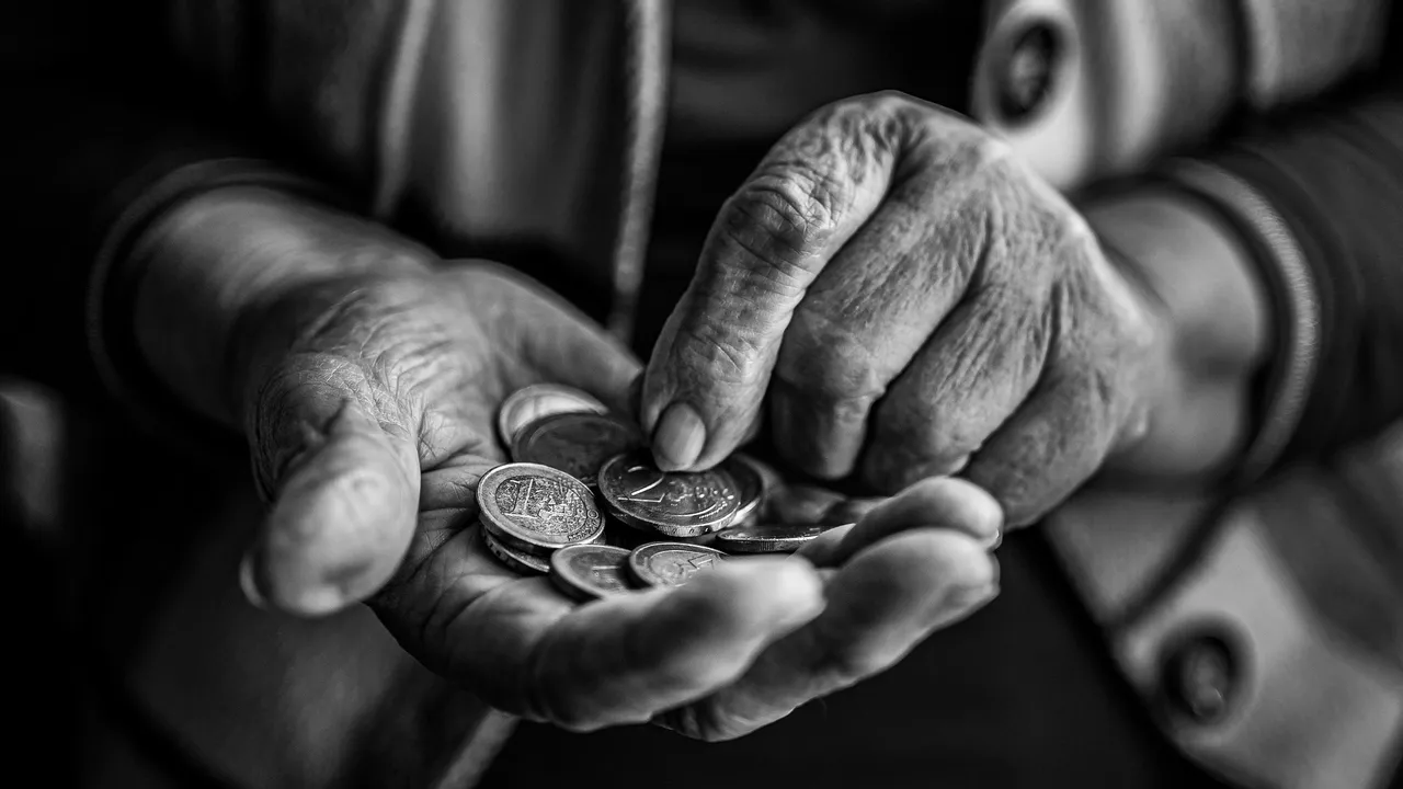 ДПС даряват заплатите си: Всеки пенсионер би получил около 10 лв.