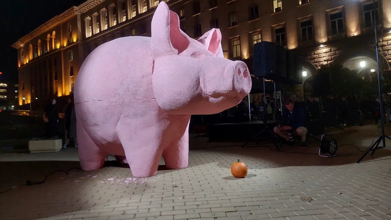 Как прасето пред Партийния дом стана по-важно от бюджета, икономиката, отбраната и демографската катастрофа?