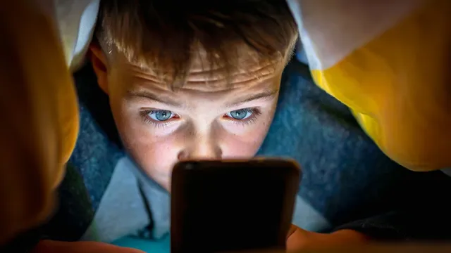 Пропуснатия разговор: “Скрол” поколението и как телефоните пренаписват мозъка на децата ни