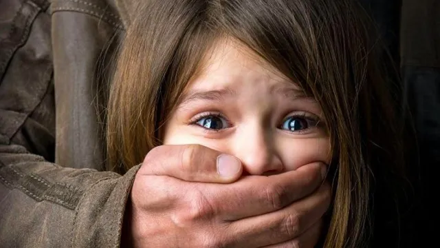 Детството под обсада - от насилието у дома до „порното без знание“ и фалшификатите генерирани от изкуствен интелект