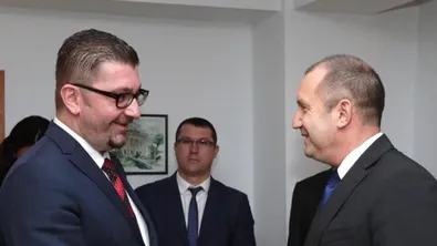 Радев преподава, Мицкоски записва